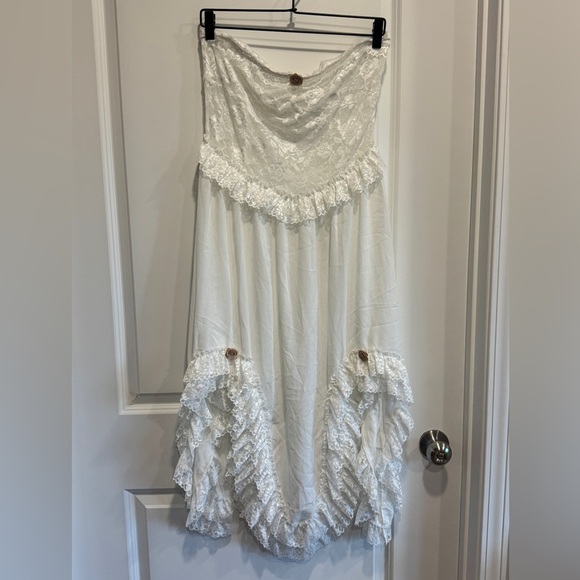 Elegant Lace Strapless Dress - Picture 11 of 15